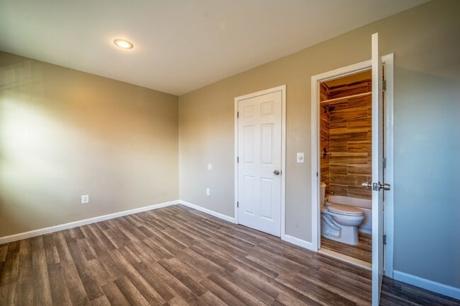 Building Photo - Spacious 3-Level Townhouse with Finished Basement and Fenced Patio