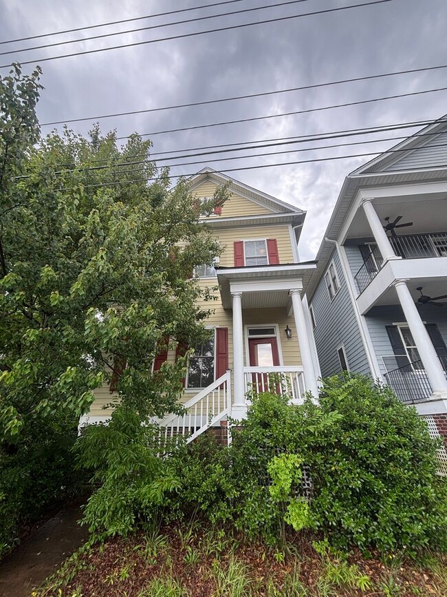 Building Photo - Spacious 4 Bed, 2.5 Bath Home Near Devine Street | Available July 1