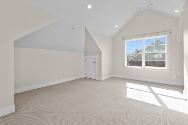 Building Photo - 2bd/1.75Ba Seattle Townhouse