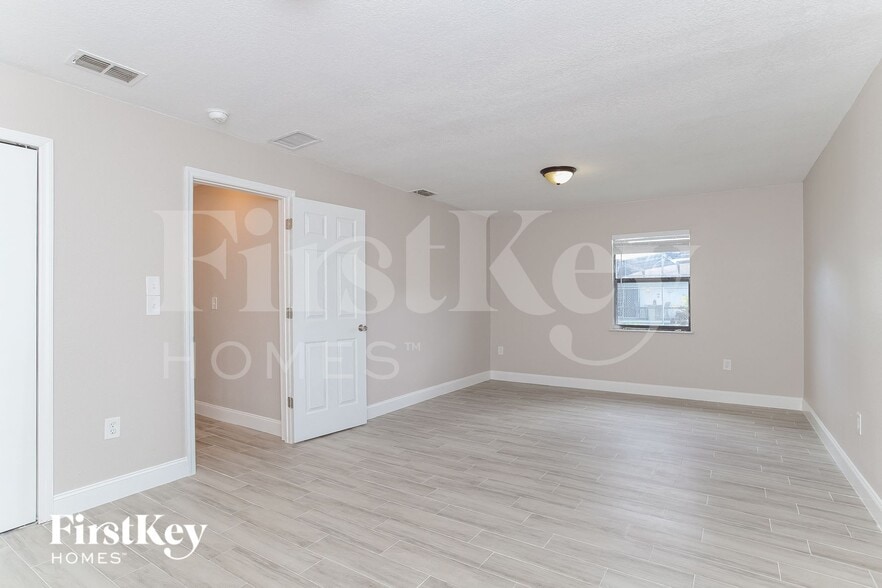 Building Photo - 1013 Dartmoor Pl