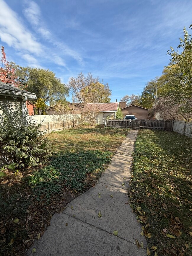 Building Photo - 320 9th Ave N