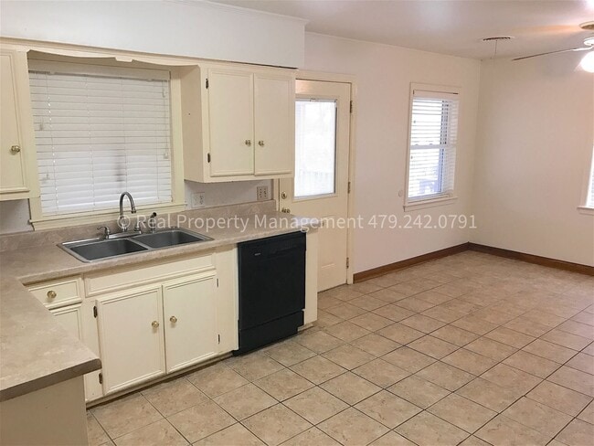 Building Photo - 1306 S 41st St