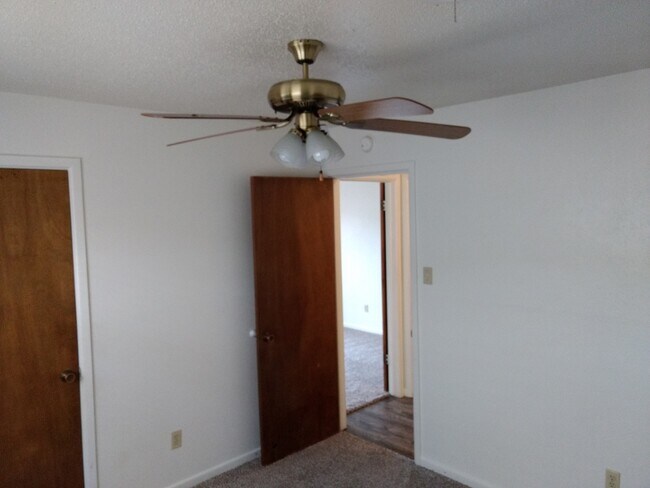 Building Photo - Updated and clean in quiet neighborhood.