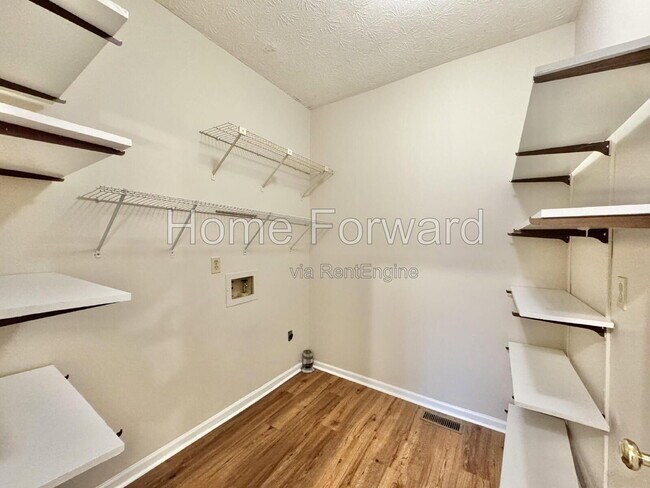 Building Photo - 3118 High Ridge Dr