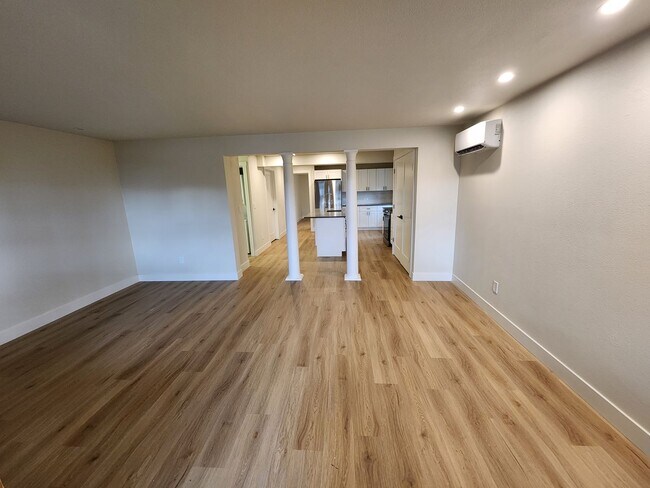 Building Photo - Gorgeous Remodeled 3 bed 2.5 bath in West ...