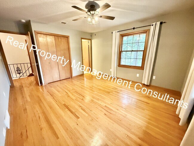 Building Photo - 4 bed | 2.5 bath Home In Shawnee Mission S...