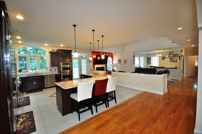 Building Photo - 3 Maplecrest Ln