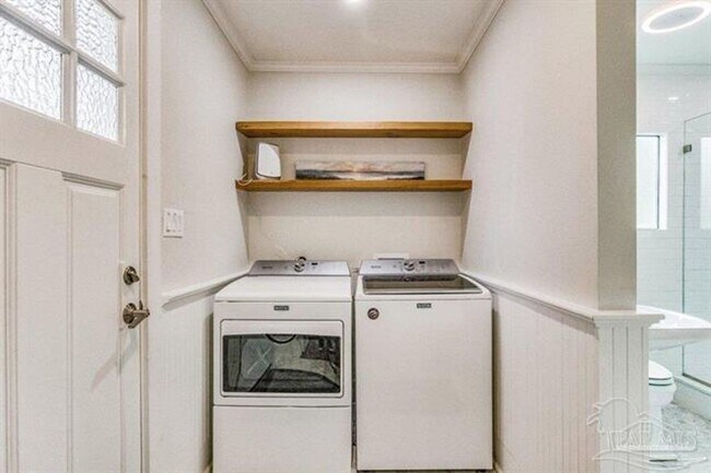 Building Photo - Beautifully renovated downstairs unit!