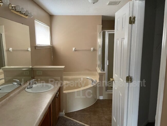 Building Photo - 5474 Hidden Meadows Dr