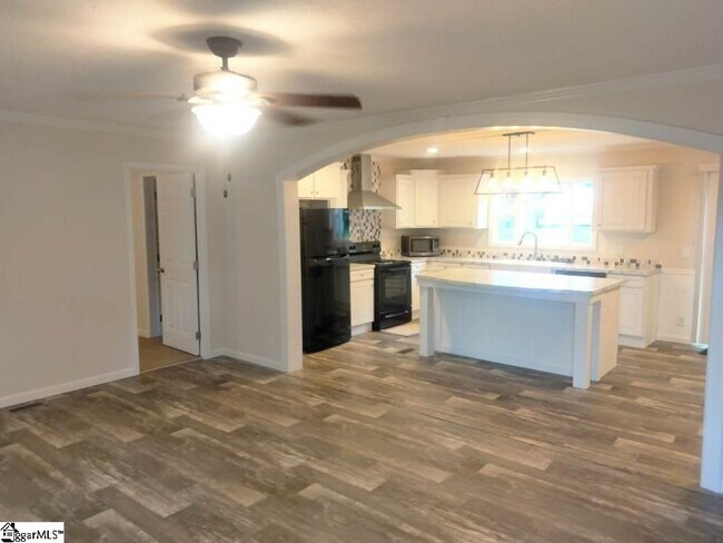 Building Photo - 5 Charles St