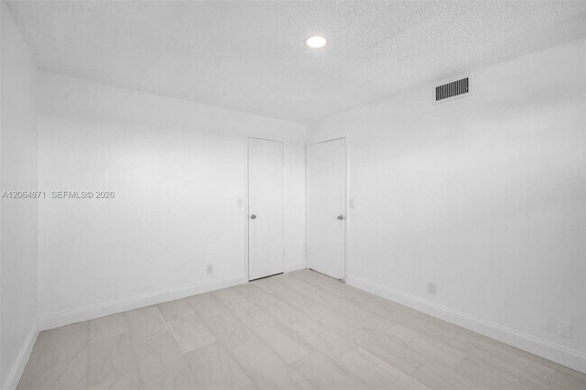 Building Photo - 2601 NE 3rd Ct