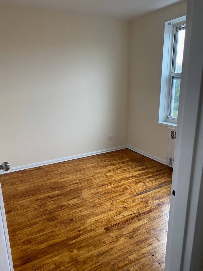 Building Photo - 88-10 35th Ave