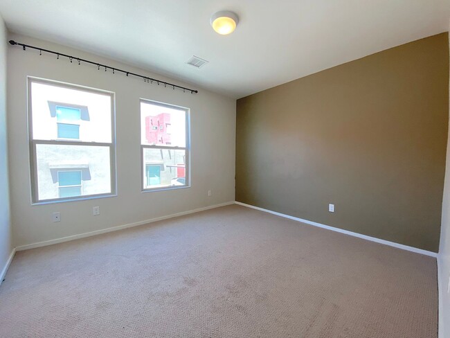 Building Photo - West El Paso 4bed/3.5bath Townhome