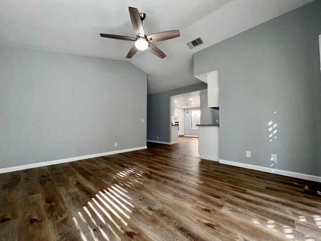 Building Photo - Beautiful 3 Bedroom Home in Roseville