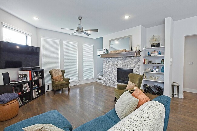Building Photo - Dallas Gated Corner Townhome