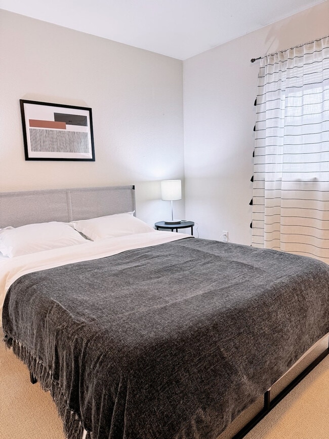 Building Photo - 319 W 12th Ave