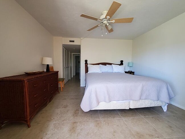 Building Photo - "Experience Island Living: Spacious 2-Bed, 2-Bath Retreat on Alii Drive!"