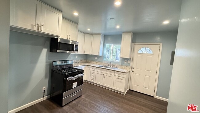 Building Photo - 607 W 47th St