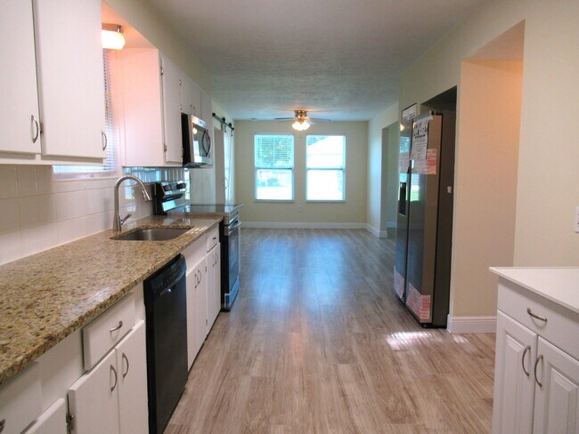 Building Photo - 5310 Palm Dr