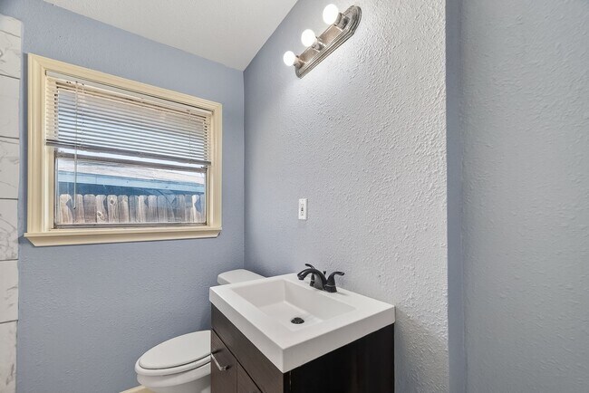 Building Photo - Spacious 4-Bed, 2-Bath Convenient South Houston Home Near Medical Center & City Access