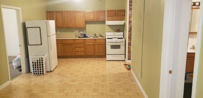 Nice kitchen with gas oven/range for easy cooking. - 326 E Central St
