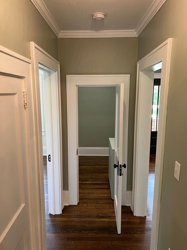 Building Photo - "Character Revived" Etowah Home and Guest ...