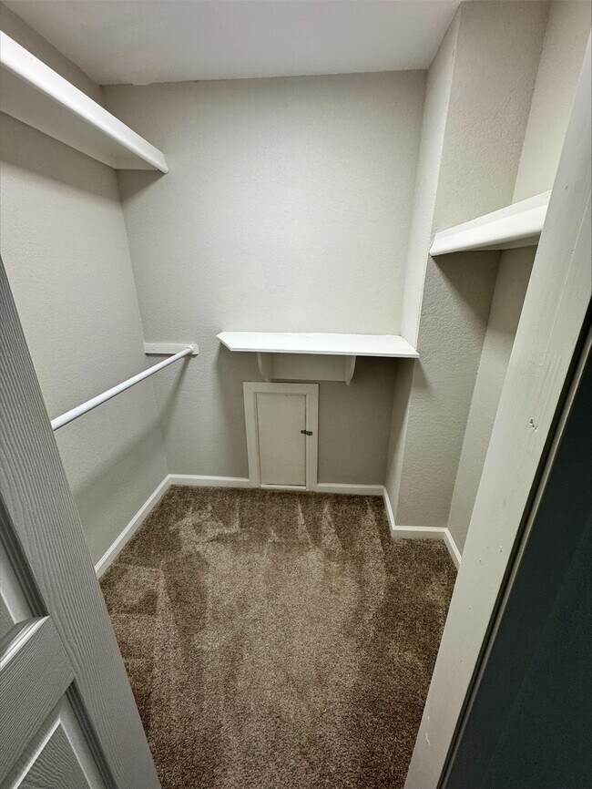 Building Photo - 1004 E Red Cedar Cir