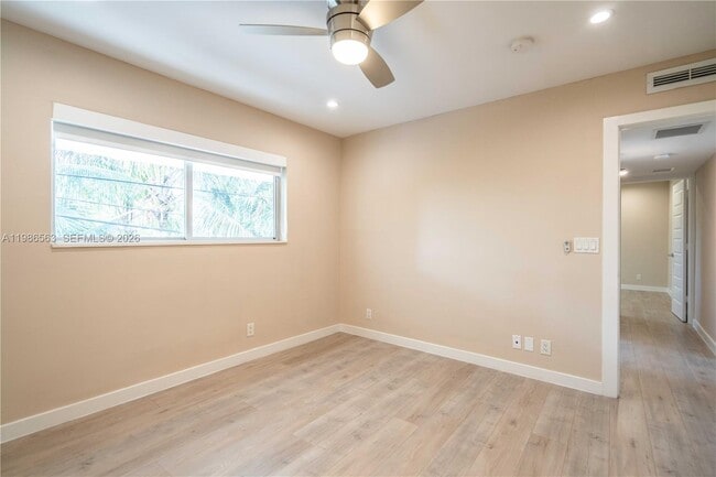 Building Photo - 2400 NE 26th St