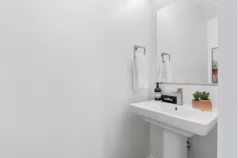 Building Photo - 772 W 300 N