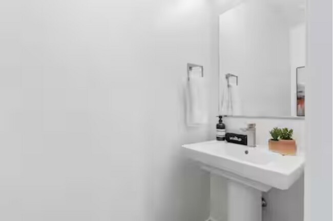 Building Photo - 772 W 300 N