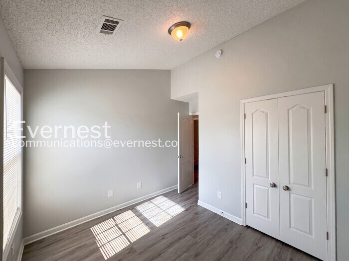 Building Photo - 8640 Thomas Ln