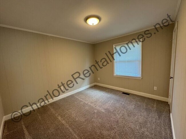 Building Photo - Nice updated brick ranch home