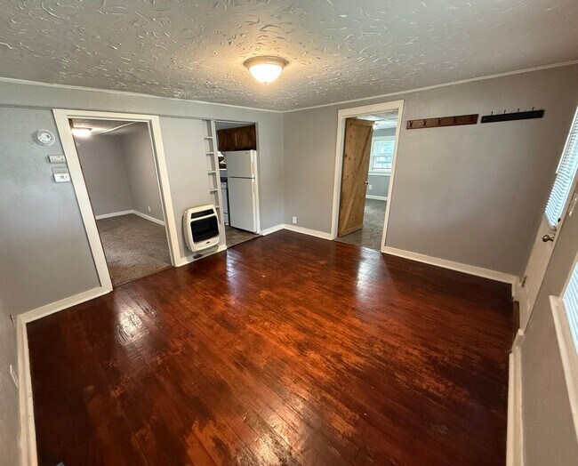 Building Photo - Newly Renovated 2 Bed / 1 Bath Grandview Home with Hardwood Floors & Deck