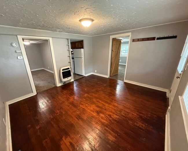 Building Photo - Renovated Cottage Style 2 Bedroom, 1 Bath in Grandview, MO w/ Hardwood Floors, Covered Patio & Ba...