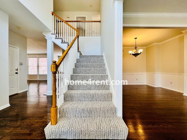 Building Photo - Beautiful Overland Park w/ Wood Floors Thr...