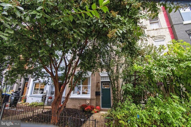 Building Photo - 1027 6th St NE