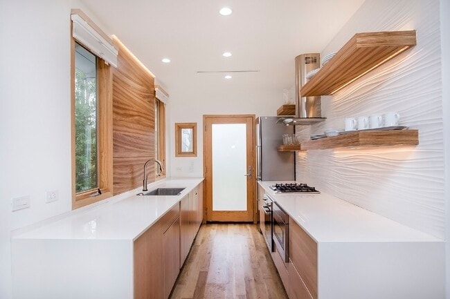 Building Photo - 811 E 23rd St