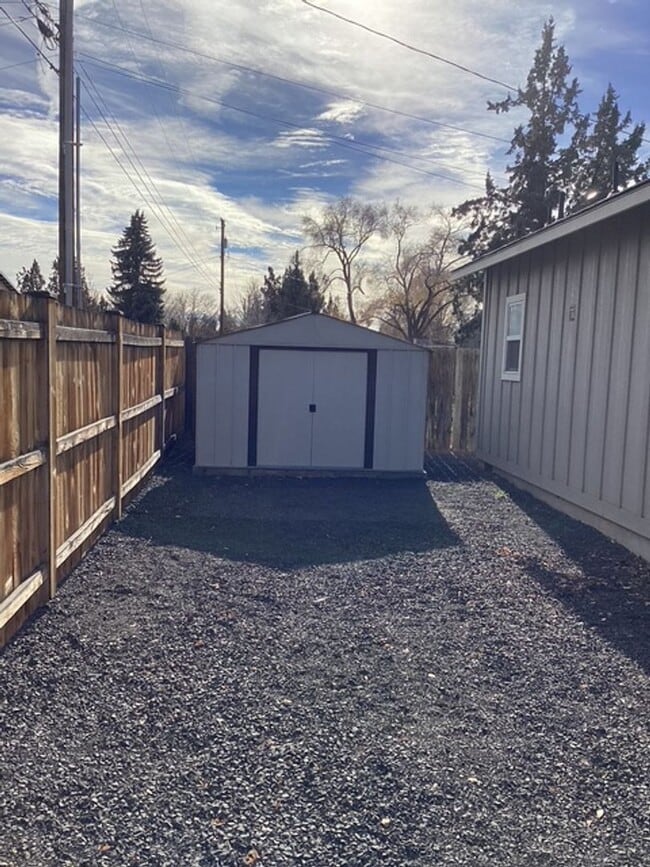 Building Photo - 1444 NW Canyon Dr