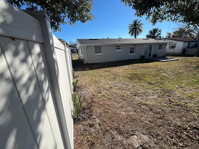 Building Photo - 3517 Garfield Dr