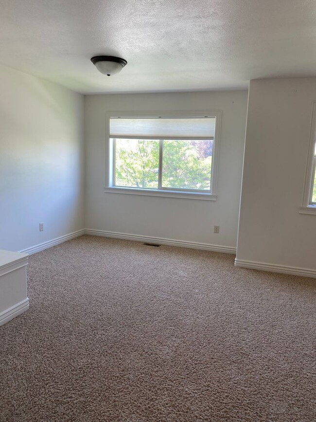 Building Photo - $200 OFF FIRST MONTHS RENT IF A LEASE IS S...