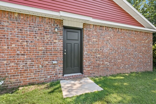 Building Photo - Beautiful and Spacious Home!