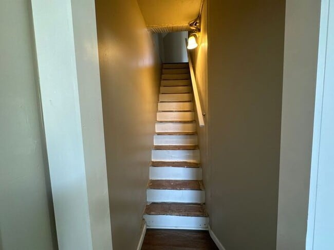Building Photo - Beautifully renovated with mother in law s...