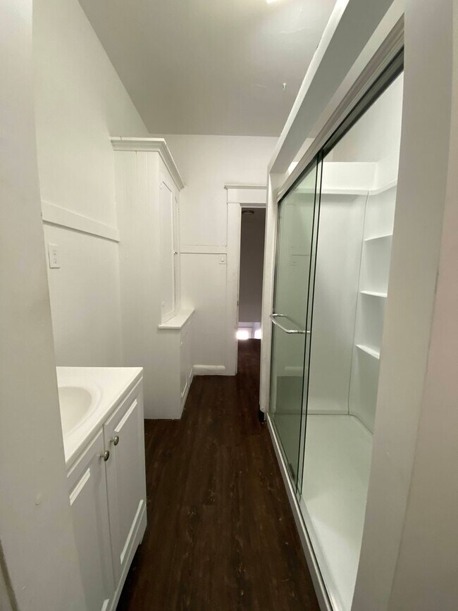 Building Photo - Two Bed, One Bath Apartment Located Downtown