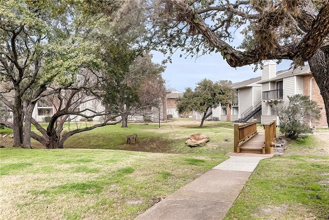 Building Photo - 1901 Holleman Dr W