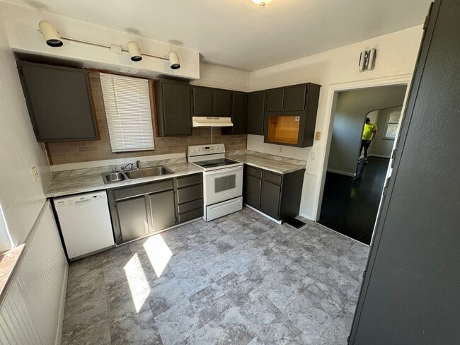 Building Photo - DELHI - Adorable 3bed 2ba brick cape cod