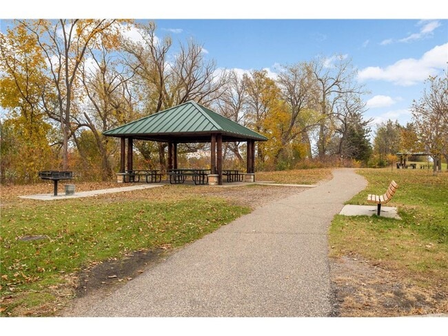 Building Photo - 2331 W Medicine Lake Dr