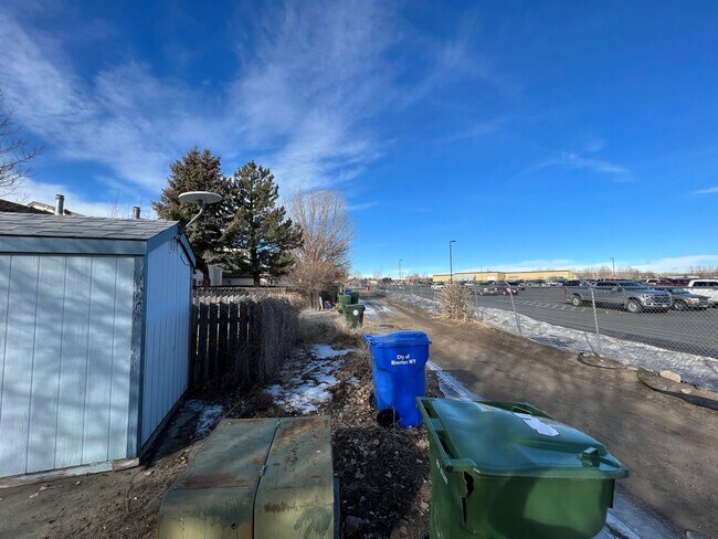 Building Photo - 3 Bedroom, 1.5 Bath Townhome W/ Attached S...