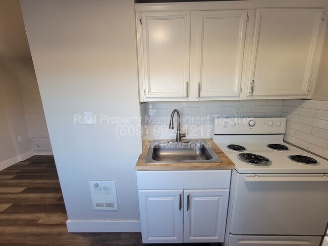 Building Photo - 124 W Shoshone St