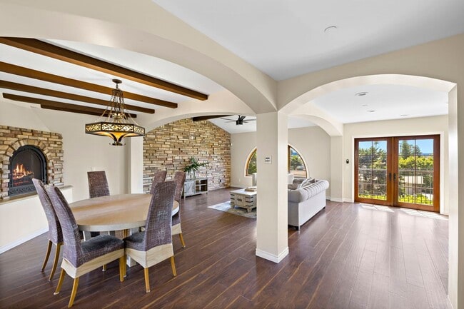 Building Photo - 1609 S Ola Vista