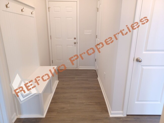 Building Photo - Beautiful 4BD 2.5BA Home w/Primary Suite o...